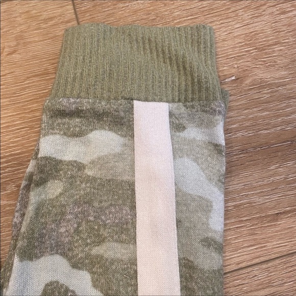 Victoria Secret PINK Super Soft, Cropped Camo Joggers. Worn once or twice. XS - Picture 4 of 6